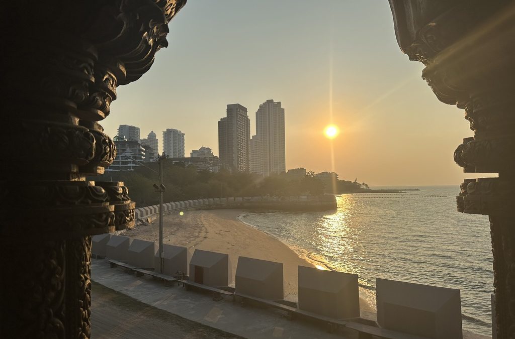 Vue de la pointe de Wongamat à Pattaya au coucher du soleil, depuis le Sanctuaire de la Vérité. C’est sur cette avancée de terrain en bord de mer que sera construit le projet The Riviera Palm Beach.